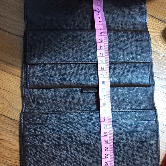 Louis Vuitton wallet. 100% Authentic - Picture 7 of 8